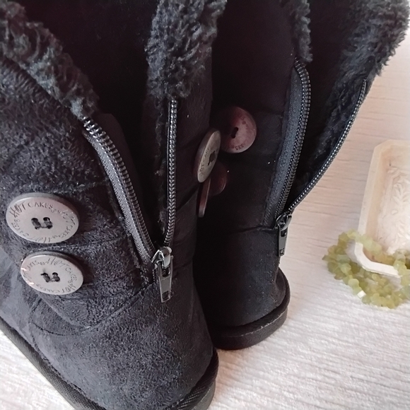Hot Cakes Black Size 8 Winter Boots. Zip Backs Button Decor Pro Owned - Picture 4 of 10